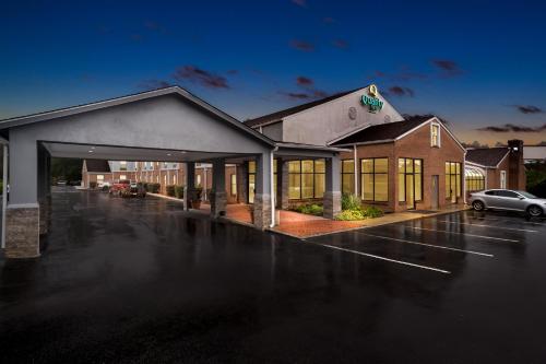 Super 8 by Wyndham Cornelia - image 9