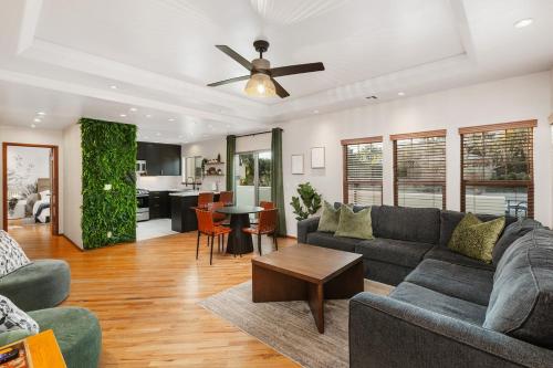 Sunset Terrace-Hot Tub-King Bed-Game Room-Parking in San Diego, USA