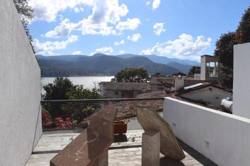Preciosa Casa Contemporanea Vista Lago en pueblo in Valle de Bravo, Mexico