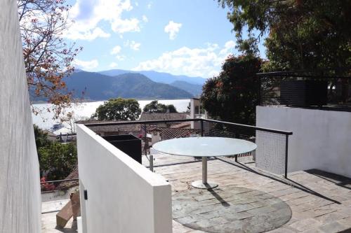 Preciosa Casa Contemporanea Vista Lago en pueblo in Valle de Bravo, Mexico