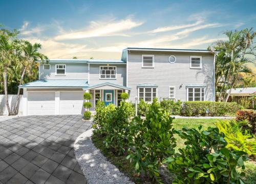 New Lakefront Villa with Sauna Cinema Pool Game Room Spa in West Palm Beach, USA