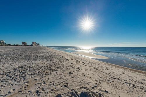 Island Winds East 810 condo near Bahama Bobs Beach Side Cafe