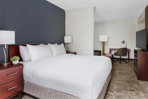 1 king bed, 1 sofa bed