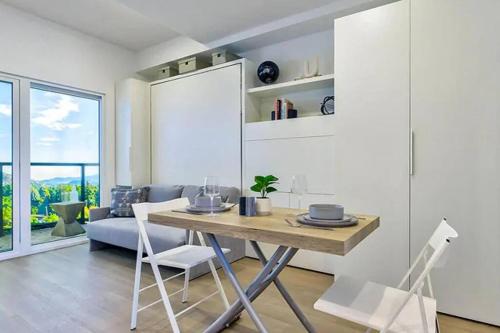 Stylish & Central TOP FLOOR suite in Kelowna in Kelowna, Canada