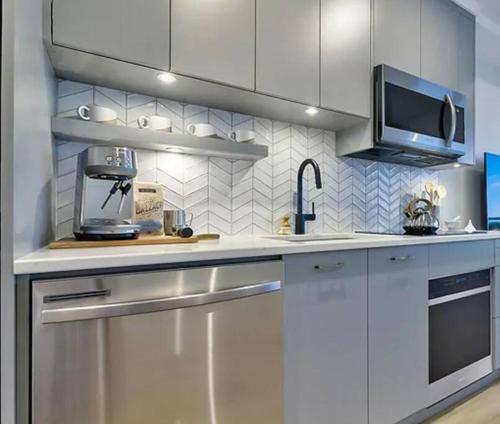 Stylish & Central TOP FLOOR suite in Kelowna in Kelowna, Canada