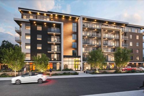 Stylish & Central TOP FLOOR suite in Kelowna in Kelowna, Canada