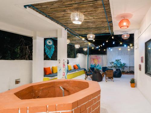 Shared lounge/TV area, Moustache Daman in Daman