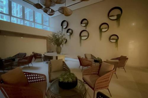 Park Mckinley West 1BR Balcony near BGC Makati Airport, Manila (photo 3)