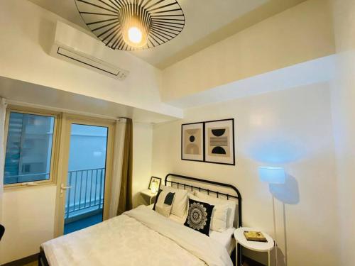 Park Mckinley West 1BR Balcony near BGC Makati Airport, Manila (photo 5)