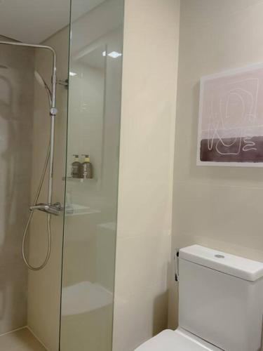 Park Mckinley West 1BR Balcony near BGC Makati Airport, Manila (photo 6)