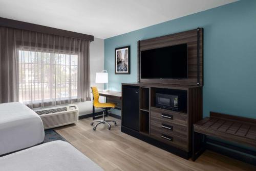 La Quinta by Wyndham Greensboro NC - image 13
