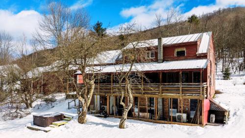 4 Bedroom House in Vermont with Hot Tub in Killington Village, USA
