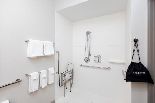 Holiday Inn Express Hotel and Suites Marysville an IHG Hotel - image 17