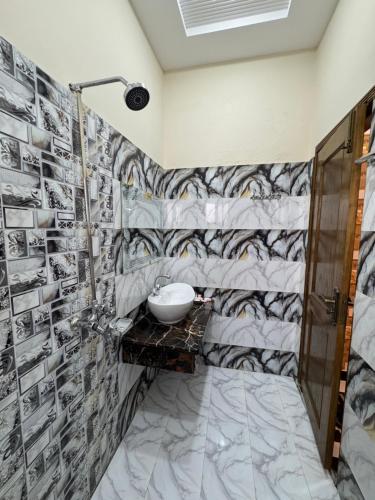 Metro One Hotel – Lahore, WI