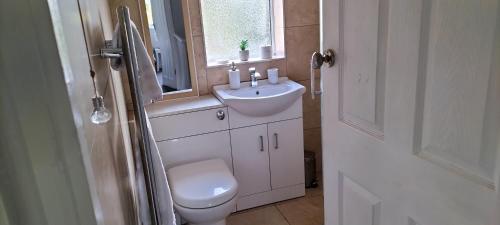 Brackenfield House in Great Barr, Birmingham near Alexander Stadium and near the M6, with free WiFi and free parking and easy access to Walsall, West Bromwich, Aston Villa Football Ground, Star City and Birmingham City Centre, Бирмингем (фото 9)