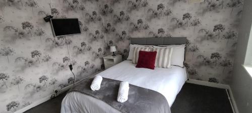 Brackenfield House in Great Barr, Birmingham near Alexander Stadium and near the M6, with free WiFi and free parking and easy access to Walsall, West Bromwich, Aston Villa Football Ground, Star City and Birmingham City Centre, Бирмингем (фото 3)