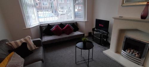 Brackenfield House in Great Barr, Birmingham near Alexander Stadium and near the M6, with free WiFi and free parking and easy access to Walsall, West Bromwich, Aston Villa Football Ground, Star City and Birmingham City Centre, Бирмингем (фото 7)