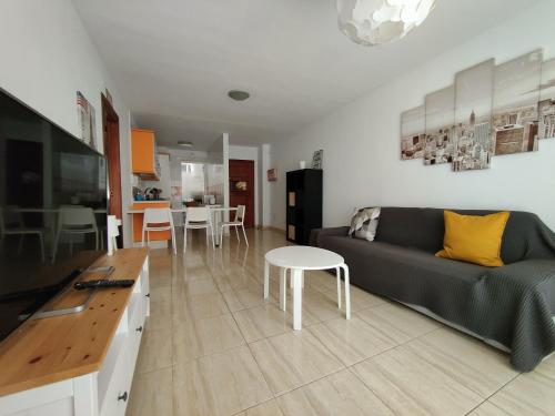 Apartamento en Los Cristianos - Tap to explore photos