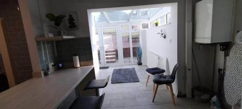 Brackenfield House in Great Barr, Birmingham near Alexander Stadium and near the M6, with free WiFi and free parking and easy access to Walsall, West Bromwich, Aston Villa Football Ground, Star City and Birmingham City Centre, Бирмингем (фото 4)