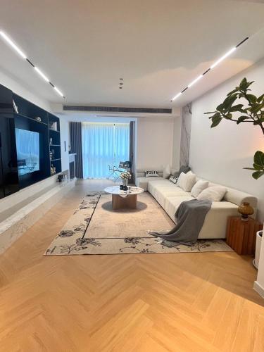 Eastern Hub - Bund Branch Designer Open Kitchen Super Large Sofa Deluxe Three Room, Shanghai (photo 5)