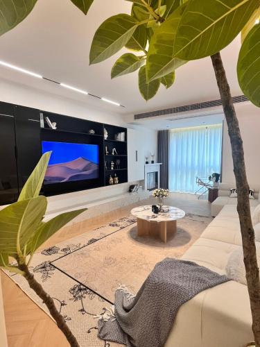 Eastern Hub - Bund Branch Designer Open Kitchen Super Large Sofa Deluxe Three Room, Shanghai (photo 6)