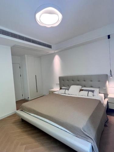 Eastern Hub - Bund Branch Designer Open Kitchen Super Large Sofa Deluxe Three Room, Shanghai (photo 7)