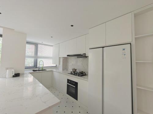 Eastern Hub - Bund Branch Designer Open Kitchen Super Large Sofa Deluxe Three Room, Shanghai (photo 8)