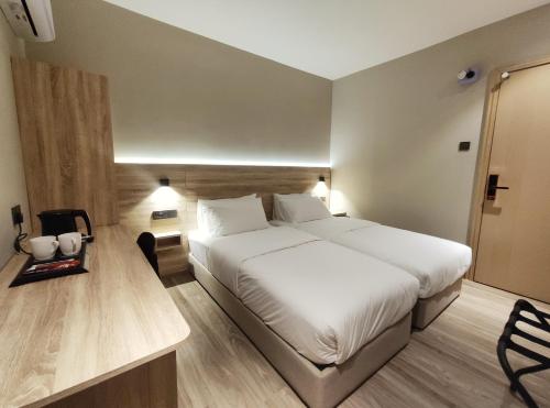 Twin Room image 4