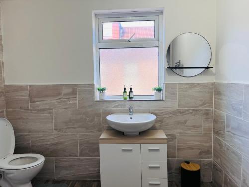 Charming 3-Bed Anfield Home, Liverpool (photo 9)