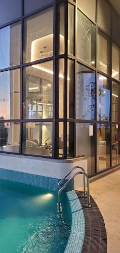 Trizen Luxury 32nd Floor 2 Bed-2 Bath Apartment with Pool Harbour & Lotus Tower views - image 14