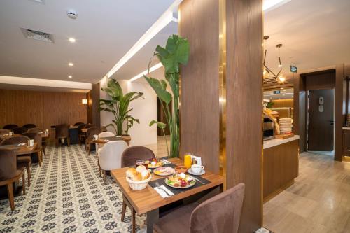 Rayelin Hotel Old Town - image 9