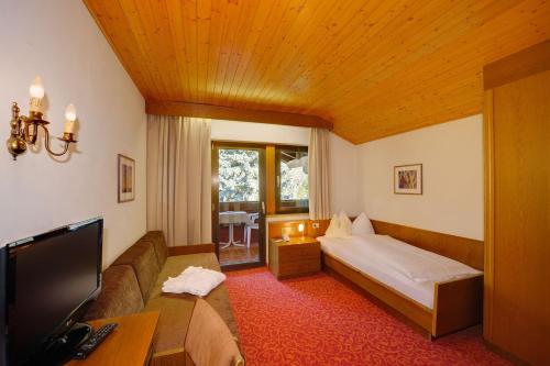 1 twin bed, 1 sofa bed