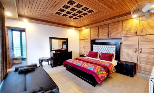 1 queen bed, 1 twin bed