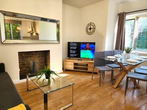 Közös társalgó / TV, Manor House, Modern 2-Bedroom Apartment, Parking, WiFi, Central Location in Nyugat-Kidlington