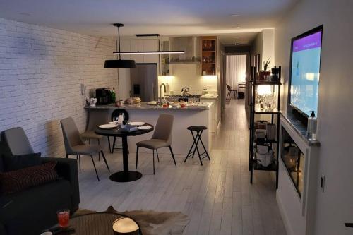 Facilities, Plaza12 - StringLights, XL Terrace, restos & shops in Rosemont-La Petite-Patrie