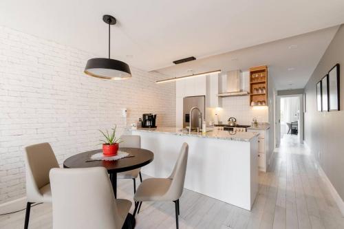 Kitchen, Plaza12 - StringLights, XL Terrace, restos & shops in Rosemont-La Petite-Patrie