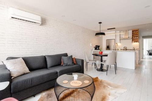 Kitchen, Plaza12 - StringLights, XL Terrace, restos & shops in Rosemont-La Petite-Patrie