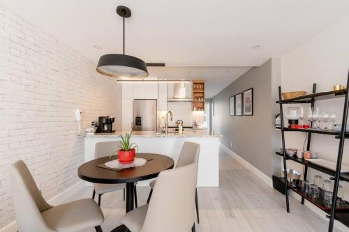 Facilities, Plaza12 - StringLights, XL Terrace, restos & shops in Rosemont-La Petite-Patrie