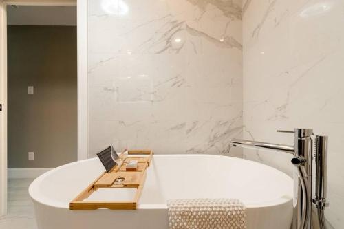 Bathroom, Plaza12 - StringLights, XL Terrace, restos & shops in Rosemont-La Petite-Patrie