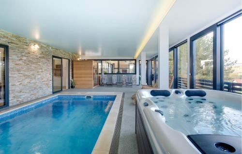 Peldbaseins, Amazing Home In Tusilovic With Sauna in Galović Selo