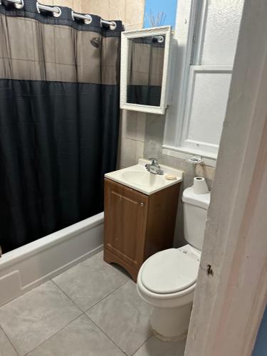 Fidelia Fuchsite Room, Queen Bed minutes from Newark Liberty international Airport and Newark Penn Station in Irvington, USA