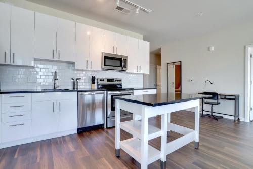 Spacious 2-Bedroom Apartment with Den and Private Balcony in Alexandria, USA