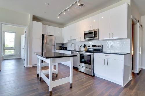Spacious 2-Bedroom Apartment with Den and Private Balcony in Alexandria, USA