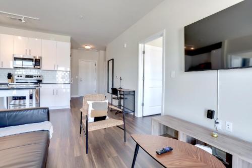 Spacious 2-Bedroom Apartment with Den and Private Balcony in Alexandria, USA