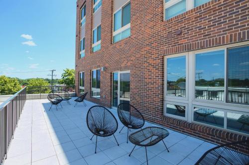 Spacious 2-Bedroom Apartment with Den and Private Balcony in Alexandria, USA