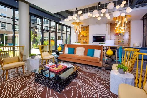Spacious 2-Bedroom Apartment with Den and Private Balcony in Alexandria, USA