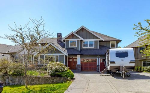 Ground level two bedrooms Suite near Lake and Golf Course in Victoria, Canada