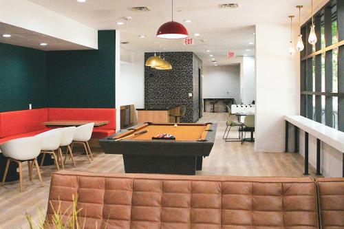 Modern Condo with Pool Gym Workspaces & BBQ in Austin, USA