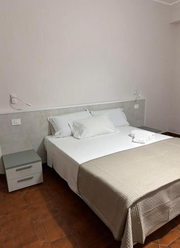 4 twin beds