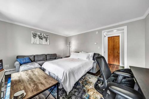 Perfect Location and Fast Wi-Fi Heart of Village in Hamburg, USA